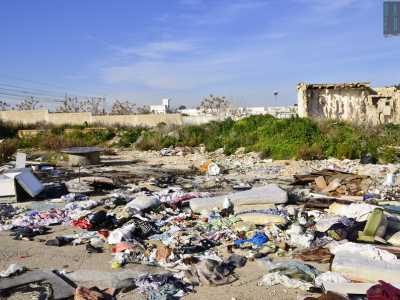 Intorno alla struttura una discarica a cielo aperto